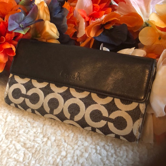 Coach signature wallet. - Picture 1 of 7